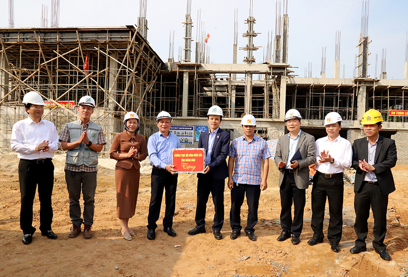 Đồng chí Phó Bí thư Thường trực tỉnh ủy Trần Hải Châu tặng quà động viên đơn vị thi công Khu kỹ thuật và điều trị liên chuyên khoa, BVĐK huyện Lệ Thủy.