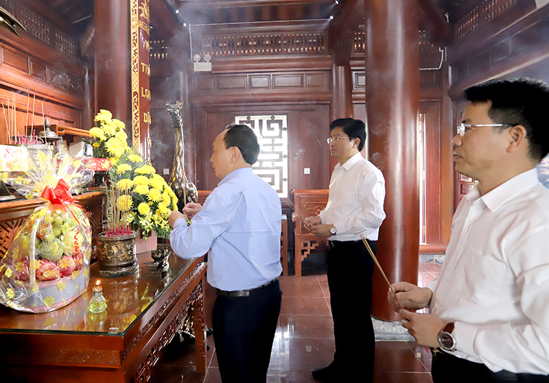 Đồng chí Phó Bí thư Thường trực Tỉnh ủy  Trần Hải Châu thắp hương tại Khu lưu niệm Nhà Đại tướng Võ Nguyên Giáp.