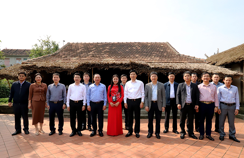 Các đồng chí trong đoàn công tác chụp ảnh lưu niệm tại Khu tưởng niệm Nhà Đại tướng Võ Nguyên Giáp.