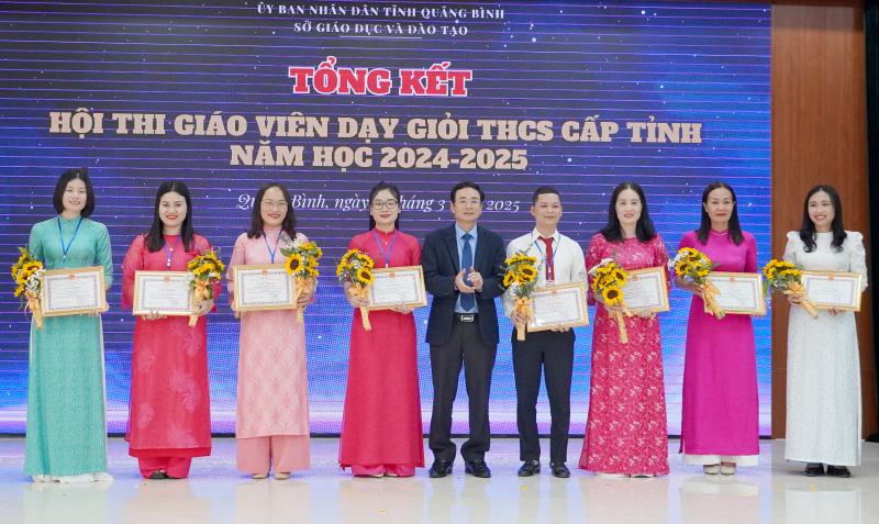 Giám đốc Sở Giáo dục-Đào tạo tặng giấy khen cho các giáo viên đoạt giải nhì hội thi.