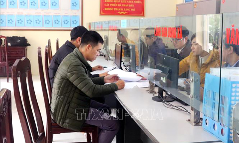 Giải quyết thủ tục hành chính tại bộ phận một cửa tại Hà Nam. Ảnh: TTXVN