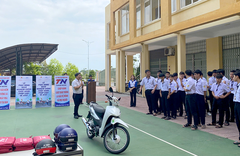 Học sinh Trường THPT Phan Đình Phùng được đại diện Công ty TNHHTM Thành Ngân hướng dẫn kỹ năng lái xe an toàn.