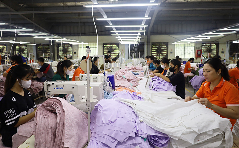 Lĩnh vực may công nghiệp đang thu hút và giải quyết việc làm ổn định cho nhiều lao động ở địa phương.