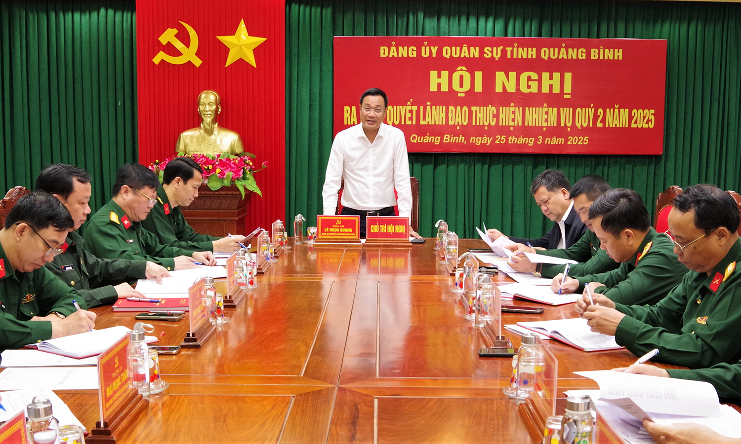 Đồng chí Bí thư Tỉnh ủy, Bí thư Đảng ủy Quân sự tỉnh Lê Ngọc Quang phát biểu kết luận tại hội nghị.