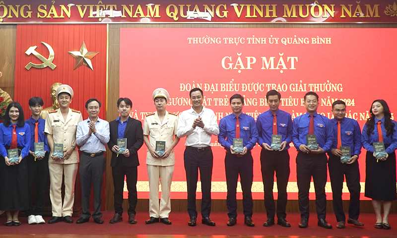 Các đồng chí lãnh đạo tỉnh tặng quà cho đoàn đại biểu  
