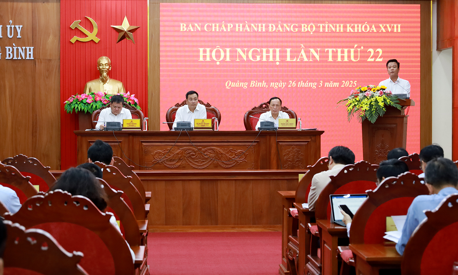 Các đồng chí trong Thường trực Tỉnh ủy điều hành hội nghị.