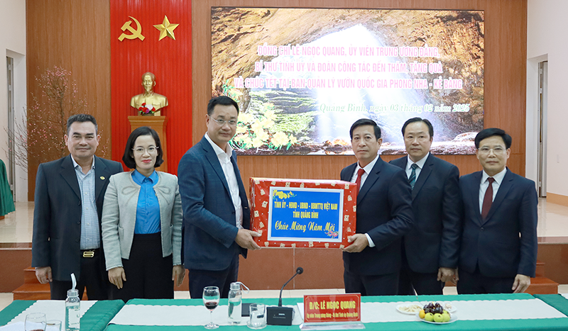 Đồng chí Bí thư Tỉnh ủy Lê Ngọc Quang tặng quà động viên Ban Quản lý Vườn Quốc gia Phong Nha-Kẻ Bàng.