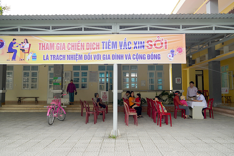 Vì sức khỏe của trẻ và cộng đồng, phụ huynh cần đưa con trẻ đi tiêm chủng đầy đủ, đúng lịch.
