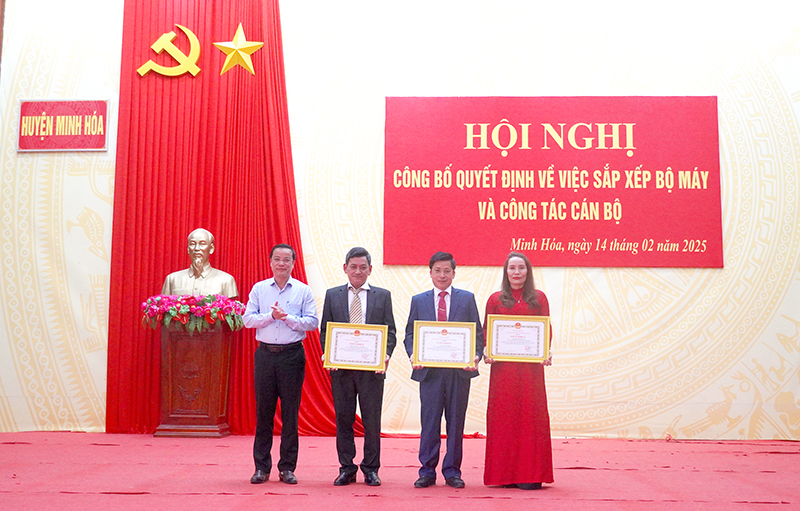 Lãnh đạo huyện Minh Hóa trao giấy khen cho các đồng chí có thành tích xuất sắc thực hiện Nghị quyết số 18-NQ/TW.