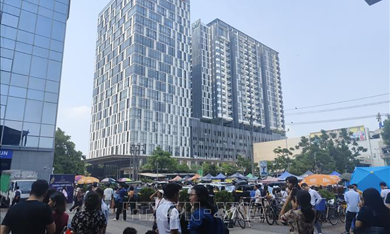 Người dân sơ tán ra bên ngoài các tòa nhà sau trận động đất tại Yangon, Myanmar, ngày 28/3/2025. Ảnh: THX/TTXVN