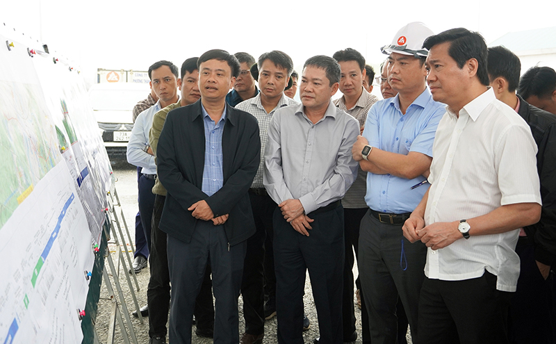 Thứ trưởng Bộ Xây dựng Nguyễn Tường Văn kiểm tra hiện trường dự án thành phần Vũng Áng-Bùng.