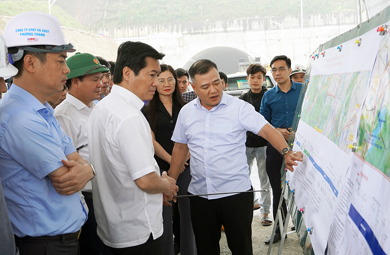 Thứ trưởng Bộ Xây dựng Nguyễn Tường Văn kiểm tra hiện trường tại hầm Đèo Bụt. 