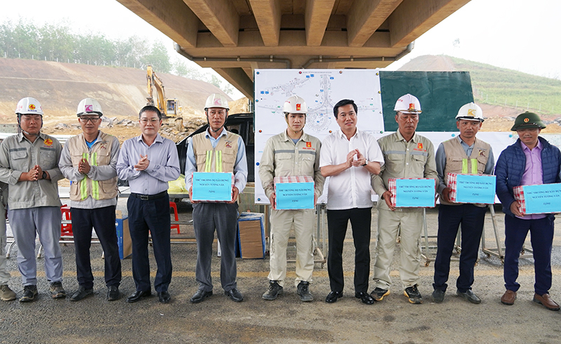Thứ trưởng Bộ Xây dựng Nguyễn Tường Văn và Phó Chủ tịch UBND tỉnh Phan Phong Phú tặng quà cho cán bộ, công nhân tham gia thi công công trình.