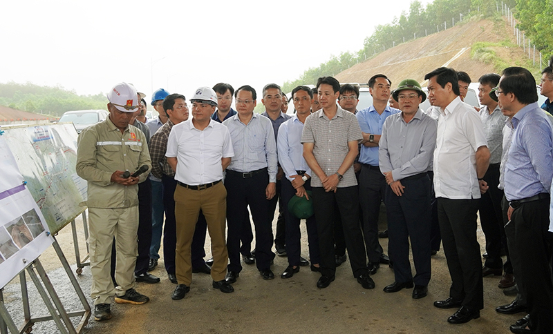 Thứ trưởng Bộ Xây dựng Nguyễn Tường Văn kiểm tra hiện trường tại hầm Đèo Bụt.