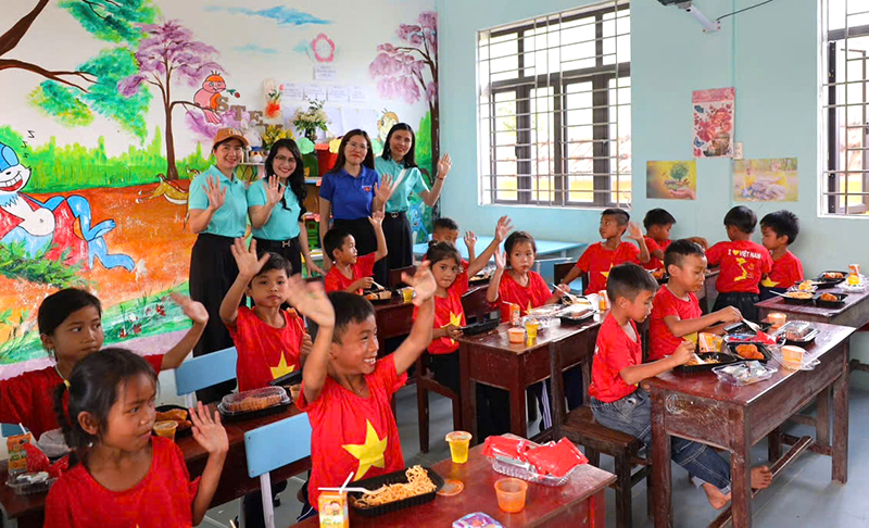 Các tình nguyện viên tham gia các hoạt động tại điểm trường TH-THCS bản Rào Con.