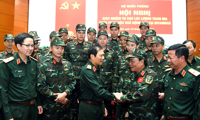 Đại tướng Nguyễn Tân Cương với lực lượng cứu hộ, cứu nạn trước khi lên đường sang hỗ trợ Myanmar. 