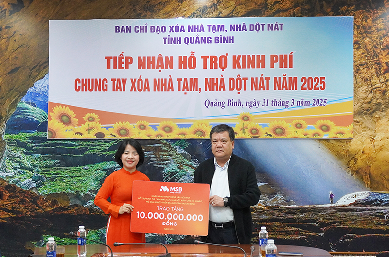Đồng chí Chủ tịch UBND tỉnh Trần Phong tiếp nhận hỗ trợ của MSB nhằm xóa nhà tạm, nhà dột nát trên địa bàn tỉnh.
