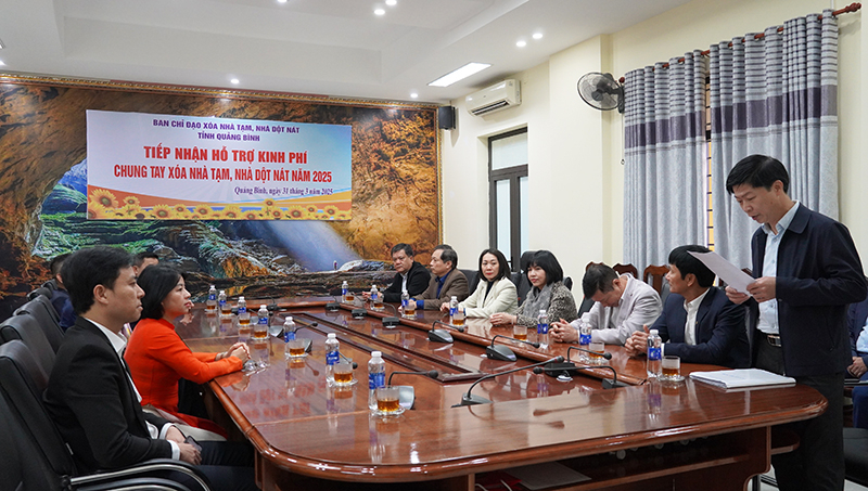Quang cảnh lễ tiếp nhận.
