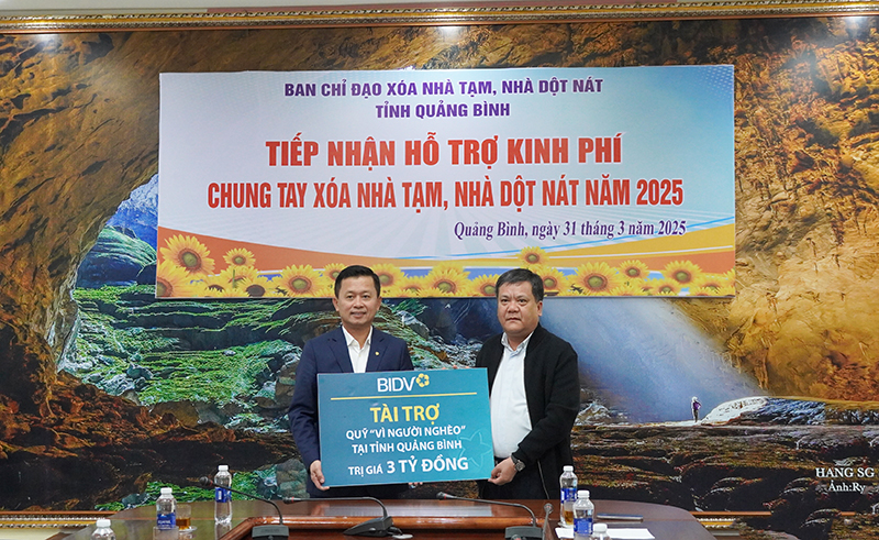 BIDV cũng hỗ trợ Quỹ vì người nghèo tỉnh 3 tỷ đồng để thực hiện công tác an sinh xã hội.