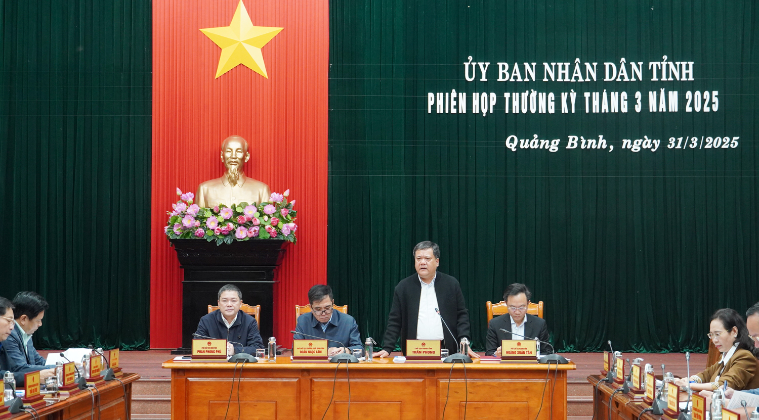 Đồng chí Chủ tịch UBND tỉnh Trần Phong chủ trì phiên họp thường kỳ tháng 3.