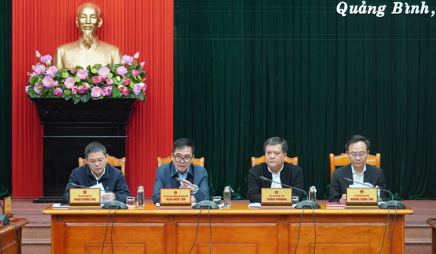 Đồng chí Phó Chủ tịch Thường trực UBND tỉnh Đoàn Ngọc Lâm chủ trì thảo luận.