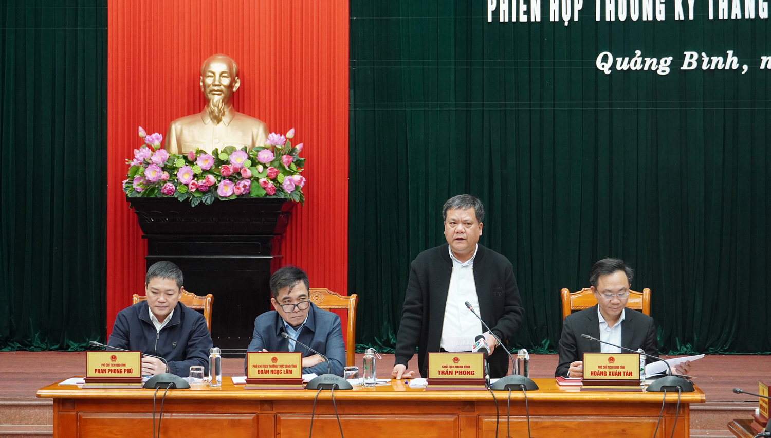 Đồng chí Chủ tịch UBND tỉnh Trần Phong phát biểu kết luận phiên họp.
