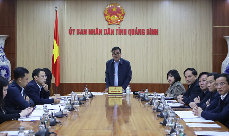 Đồng chí Phó Chủ tịch Thường trực UBND tỉnh Đoàn Ngọc Lâm phát biểu thảo luận tại phiên họp.