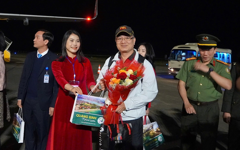 Lãnh đạo Trung tâm Xúc tiến du lịch tặng hoa cho các hành khách.