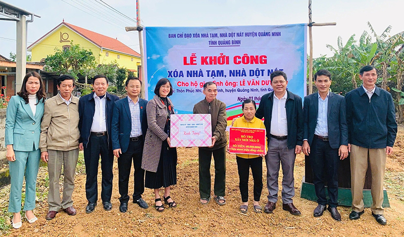 Ủy ban MTTQVN huyện Quảng Ninh trao quà cho các hộ dân có hoàn cảnh khó khăn được hỗ trợ xóa nhà tạm, nhà dột nát.
