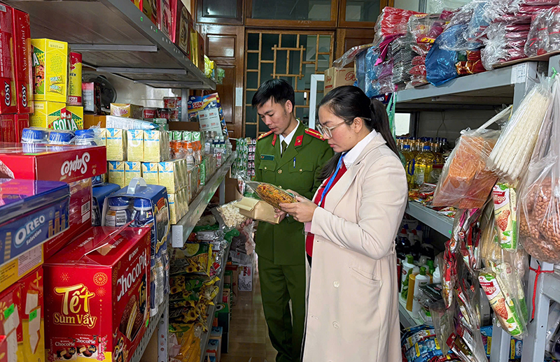 Lực lượng chức năng kiểm tra việc chấp hành các quy định về an toàn thực phẩm tại các cơ sở kinh doanh hàng hóa.