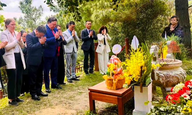 Đại sứ Mỹ Marc Knapper cùng lãnh đạo tỉnh Quảng Bình đến thắp hương, viếng mộ Đại tướng Võ Nguyên Giáp - Ảnh: L.T.