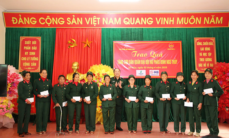 Thiếu tướng Đoàn Xuân Bộ, Tổng biên tập Báo Quân đội nhân dân trao tặng quà cho các cựu nữ dân quân Đại đội nữ pháo binh Ngư Thủy.