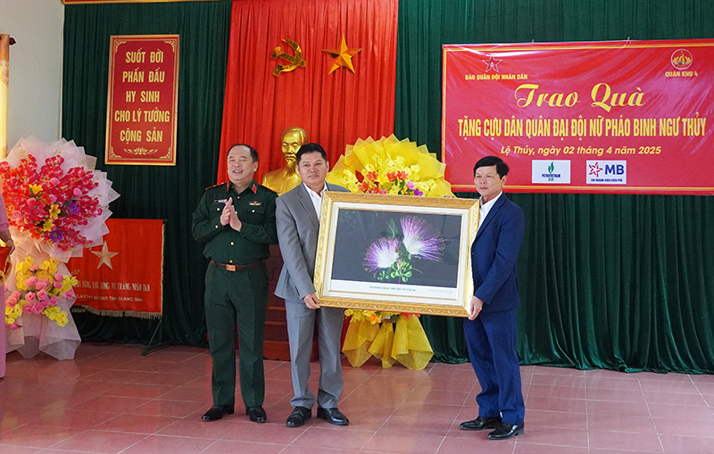 Thiếu tướng Đoàn Xuân Bộ, Tổng biên tập Báo Quân đội nhân dân trao tặng quà 