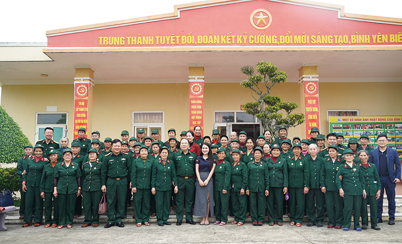 Các đại biểu chụp ảnh lưu niệm.