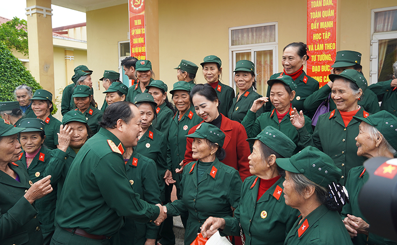 Thiếu tướng Đoàn Xuân Bộ trò chuyện cùng các cựu dân quân Đại đội nữ pháo binh Ngư Thủy.