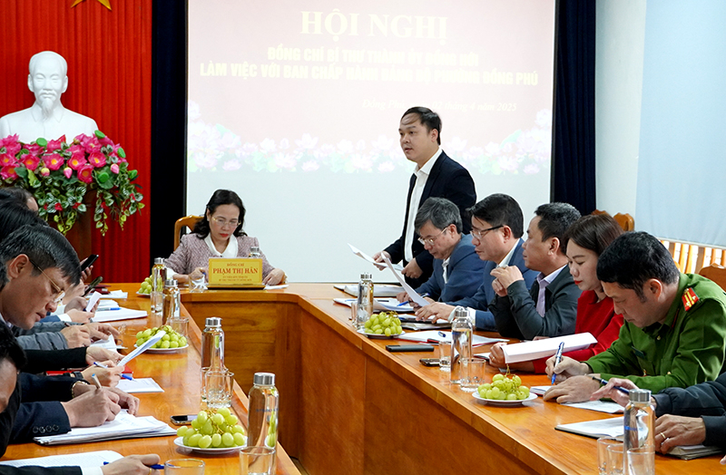 Lãnh đạo phường Đồng Phú báo cáo tình hình thực hiện nhiệm vụ.