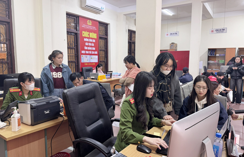 Trung tâm Phục vụ Hành chính công của tỉnh luôn sẵn sàng hỗ trợ người dân, doanh nghiệp giải quyết nhanh gọn các TTHC.