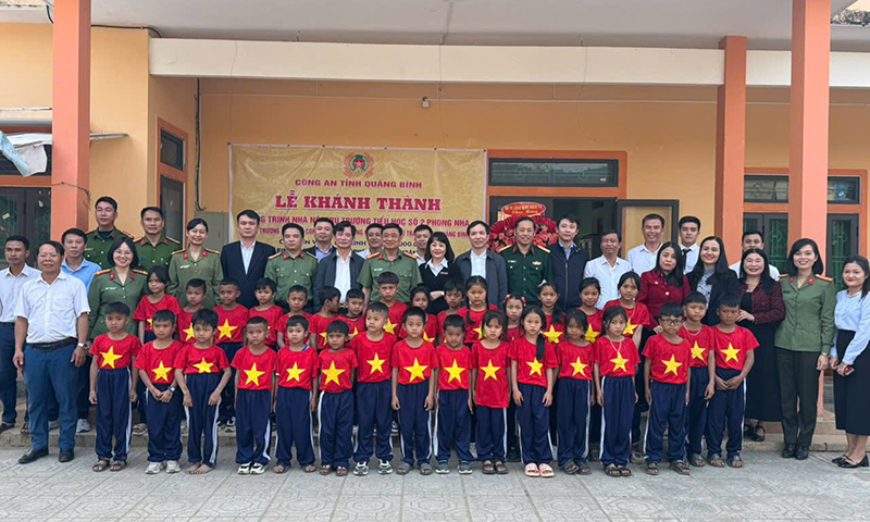 Các đại biểu và cô, trò chụp ảnh tại buổi lễ bàn giao công trình nhà nội trú.