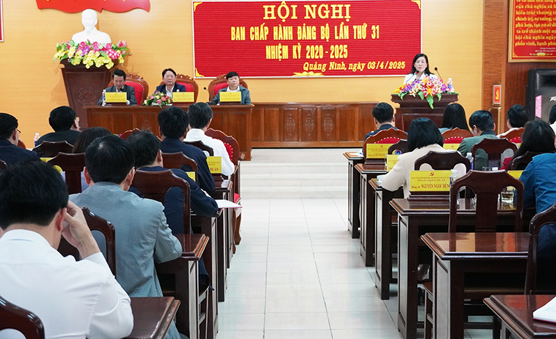 Các đại biểu tham luận tại hội nghị.