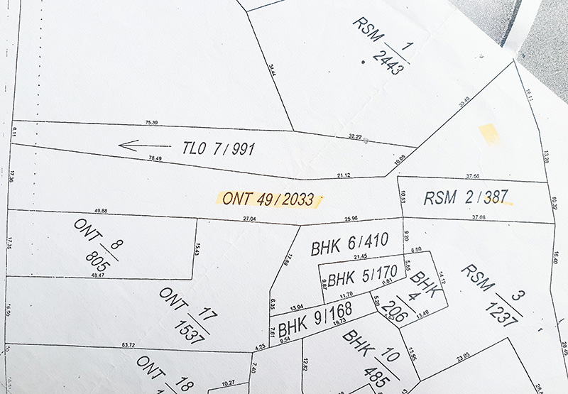 Theo bản đồ địa chính năm 2006, thửa đất số 49 của gia đình ông Lê Viết Lưu có diện tích 2.033m2.