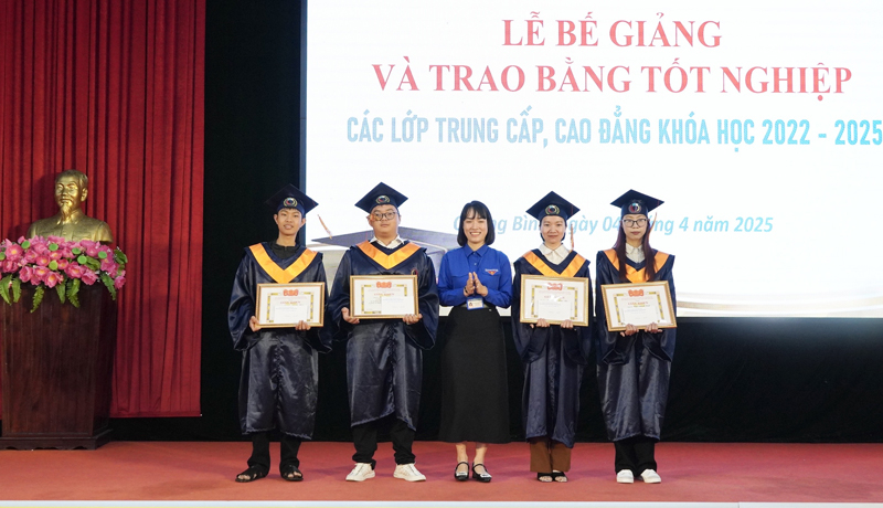 Ban Chấp hành Đoàn trường cũng đã trao giấy khen cho các đoàn viên có thành tích xuất sắc trong công tác Đoàn và phong trào thanh niên.