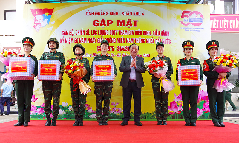 Đồng chí Phó Bí thư Thường trực Tỉnh ủy Trần Hải Châu tặng quà cho đại diện các lực lượng diễu binh, diễu hành.