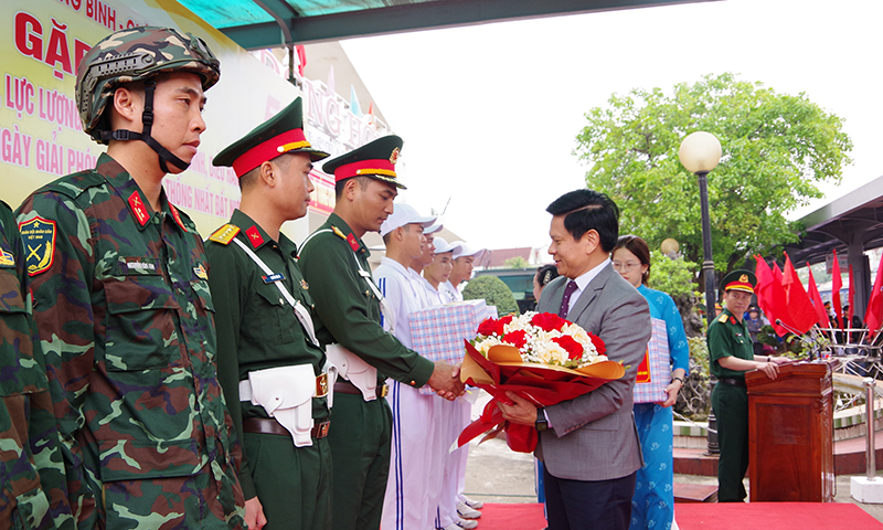 Đồng chí Phó Chủ tịch HĐND tỉnh Lê Vĩnh Thế tặng quà lực lượng làm nhiệm vụ.
