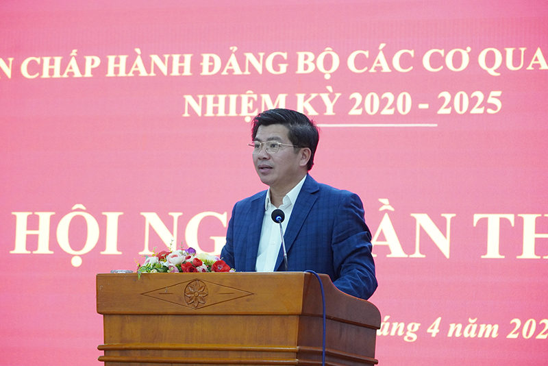Đồng chí Trần Vũ Khiêm, Ủy viên Ban Thường vụ, Trưởng ban Tổ chức Tỉnh ủy, Phó Bí thư Thường trực Đảng ủy CCQ Đảng tỉnh phát biểu tại hội nghị.