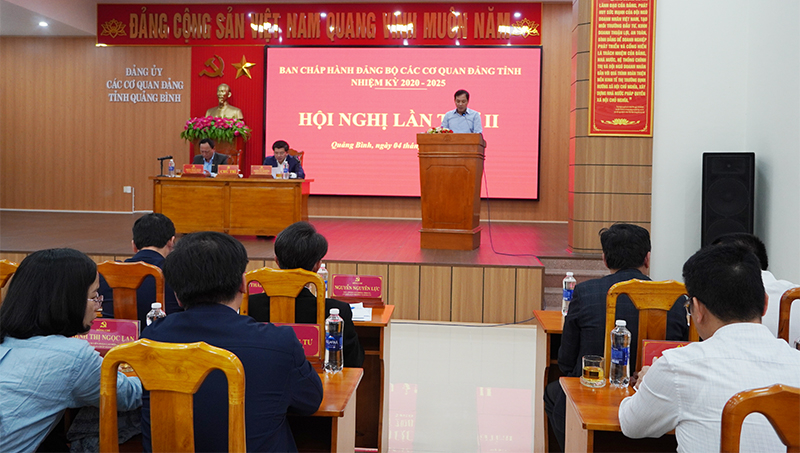 Đại biểu tham luận tại hội nghị.