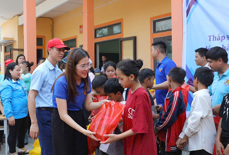 Hoạt động trao quà cho các em học sinh có hoàn cảnh khó khăn trên địa bàn tỉnh được Tỉnh đoàn quan tâm.