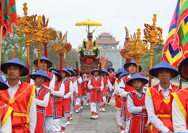 Vào ngày 10/3 Âm lịch, người dân khắp nơi lại đổ về Đền Hùng (Phú Thọ) để tham gia các hoạt động văn hóa đặc sắc.