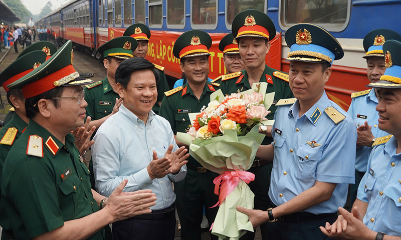 Lãnh đạo tỉnh và Quân khu 4 tặng hoa chúc mừng lực lượng làm nhiệm vụ.