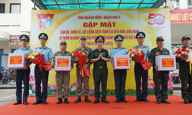 Thiếu tướng Phan Văn Sỹ, Phó Chủ nhiệm Chính trị Quân khu 4 tặng quà lực lượng làm nhiệm vụ.
