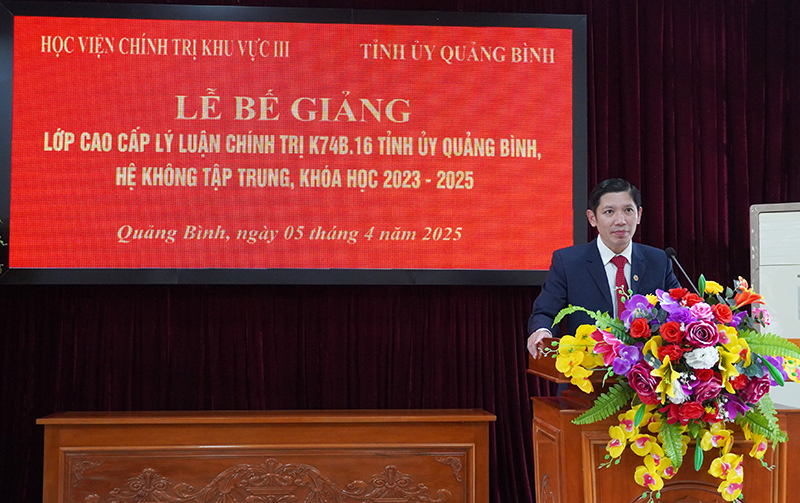 Đồng chí Phó Giám đốc Học viện Chính trị khu vực III Nguyễn Dũng Anh phát biểu bế giảng lớp học.